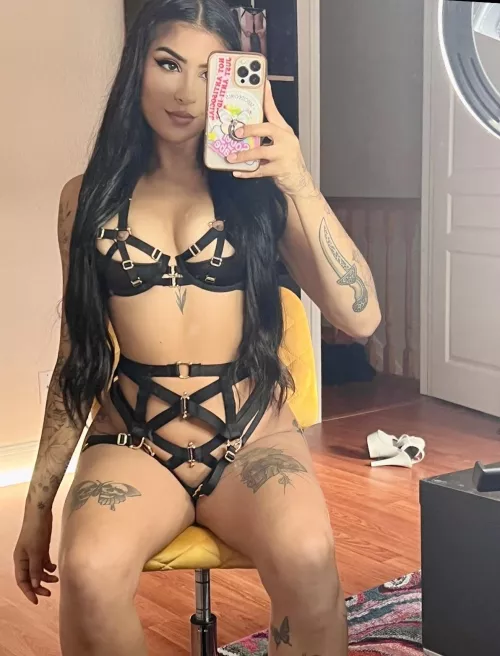 Does anyone take mirror pics anymore 😅