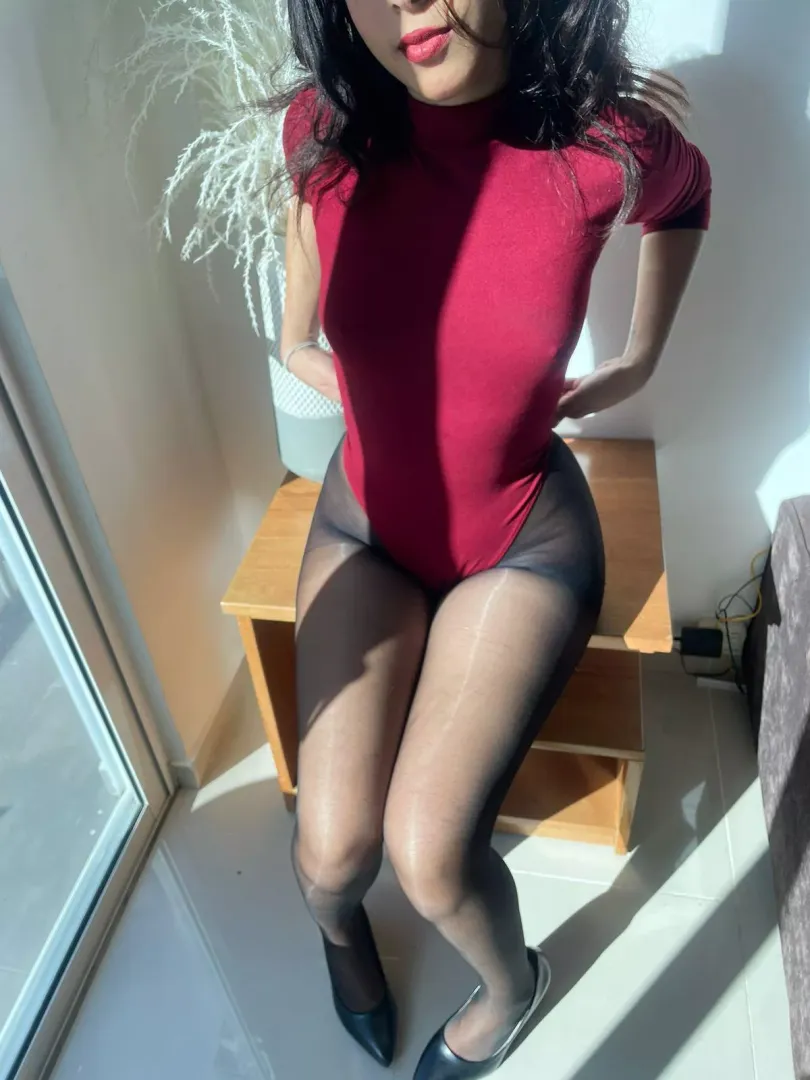 does it get you hard when 21yo wear pantyhose?