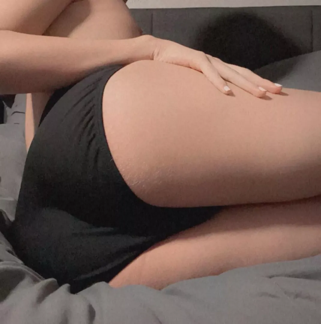 Does my ass look cute in panties~?