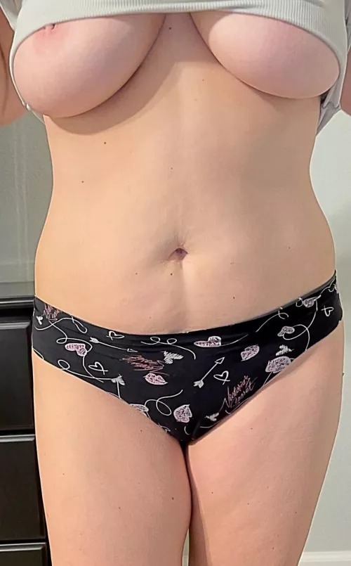 Does this slip count as underboob still (F44)