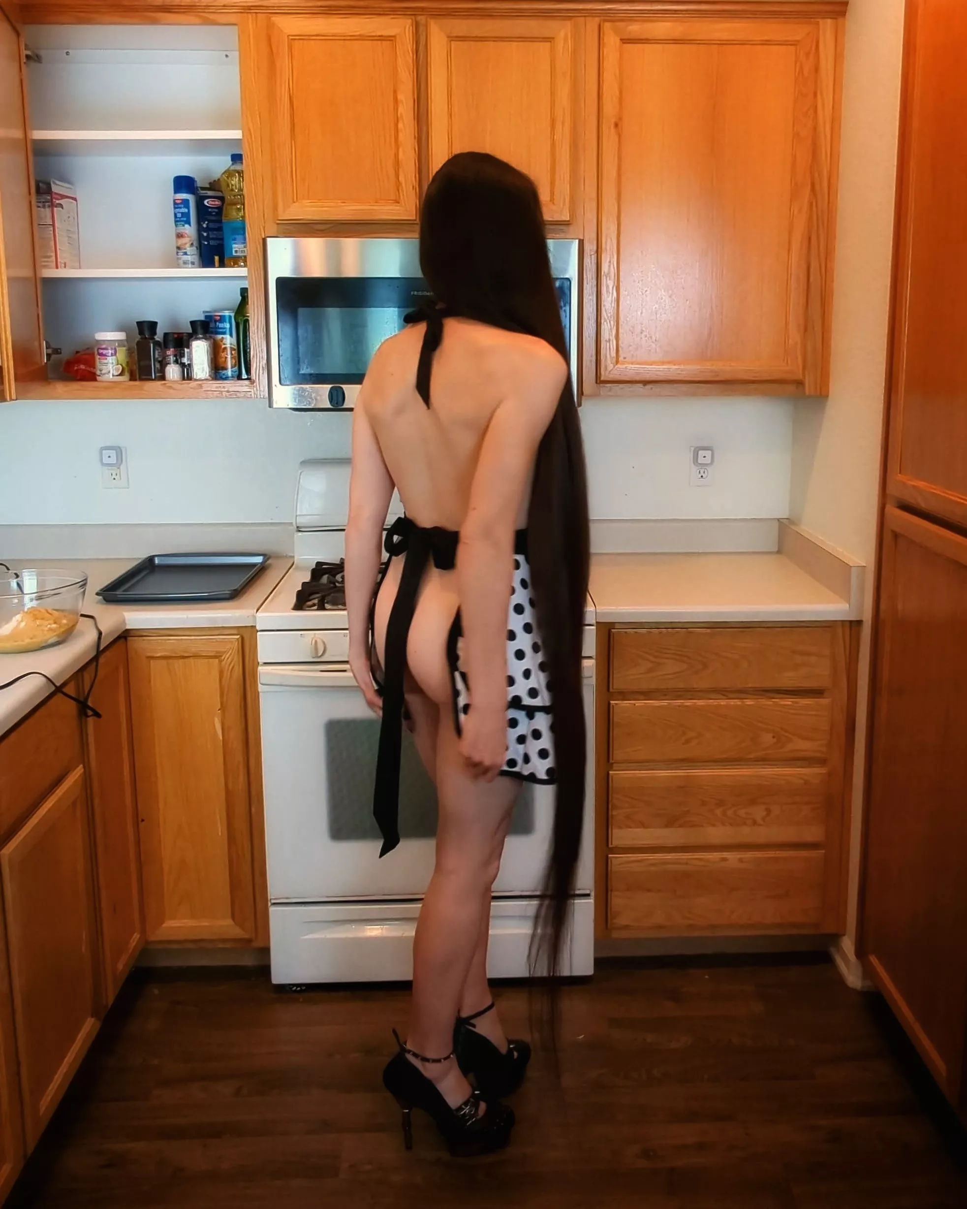 🍪 Does your girlfriend walk around the house in nothing but an apron while making you delicious cookies? 🍪