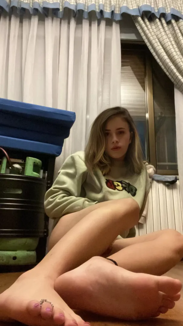 [domme] Lick mommy’s soft toes 💋