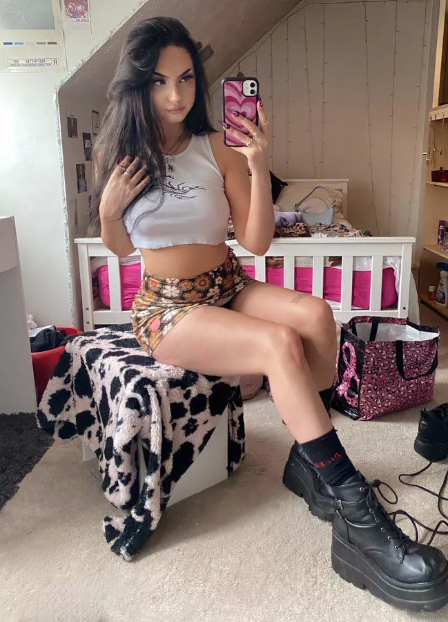 [domme] Make an ⬆️ if your baby dick 🦐 is less than 6 inches I would love to laugh 😂😂 at it and don’t forget to comment your size below 👇so can humiliate it dm me