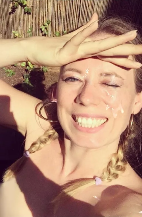 Don`t forget the sunmilk,when you lay in the garden,mommy!