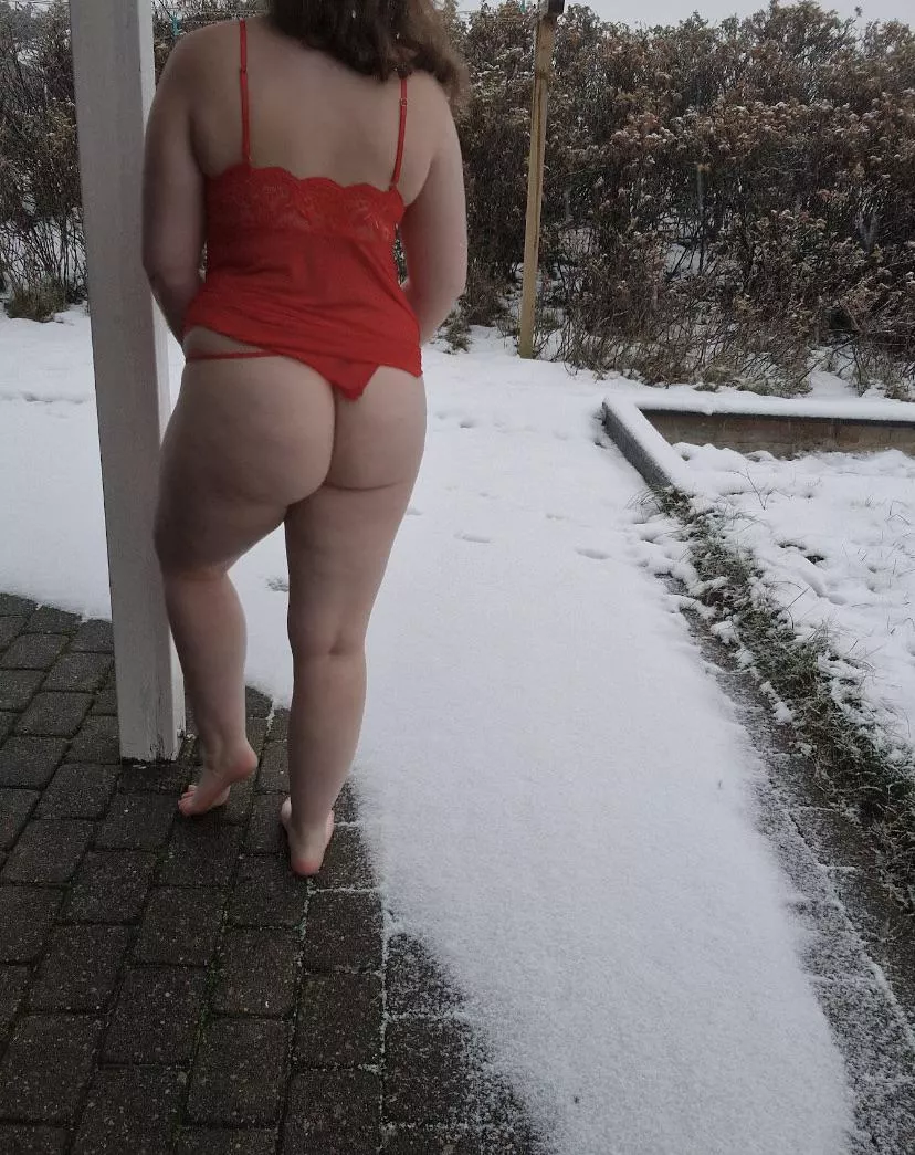 Don’t mind me walking around like this in the snow 👀
