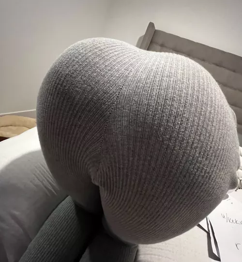 don't you love a petite round booty?🍑