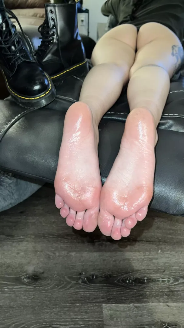 Don't you love goth girl feet?(; dms are open 🤷‍♀️