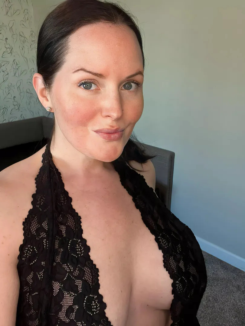 Don’t you love when a Milf answers the door wearing this.