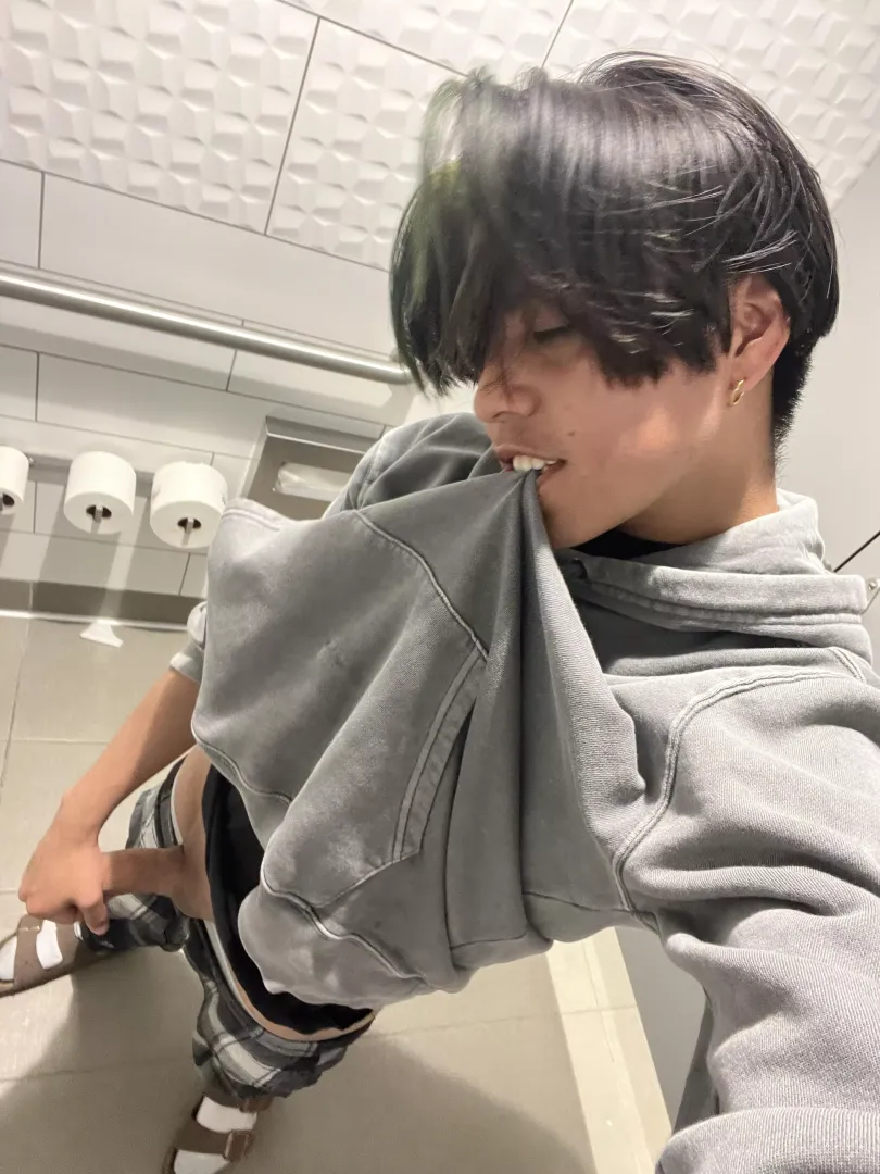 Dorm bathrooms are fun hehe 😈💦