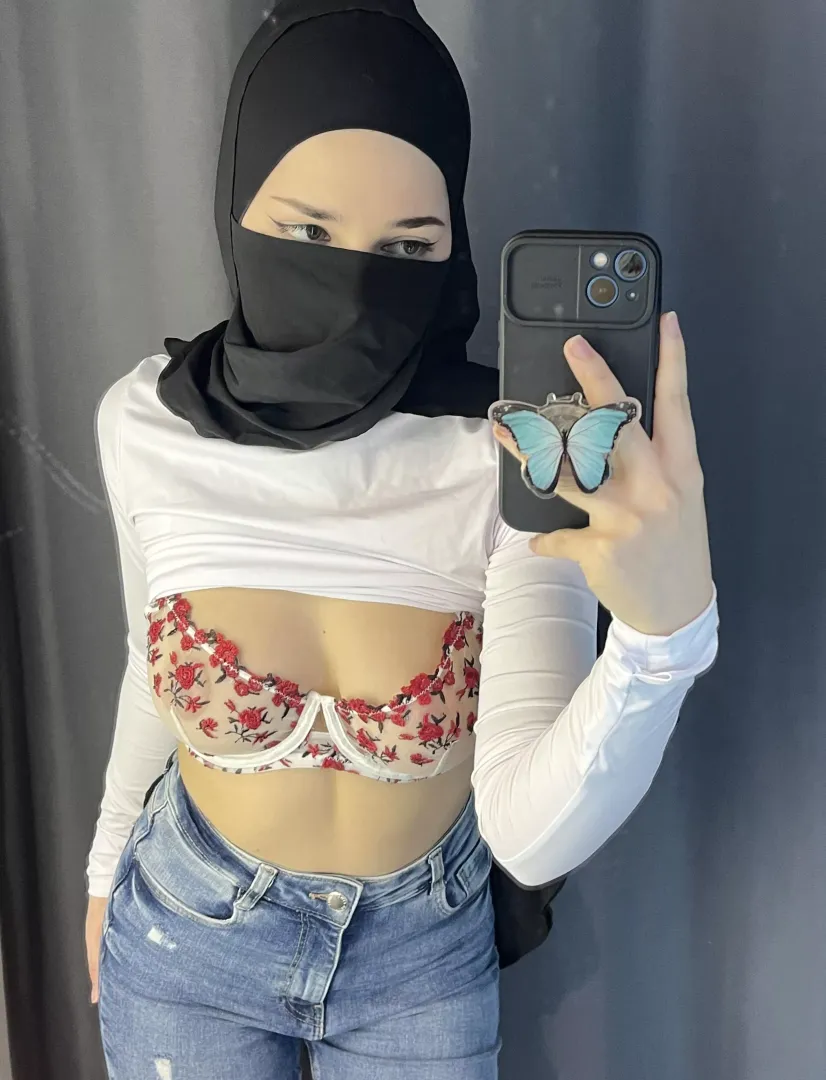 Down for some fitting room fun? 😏💦