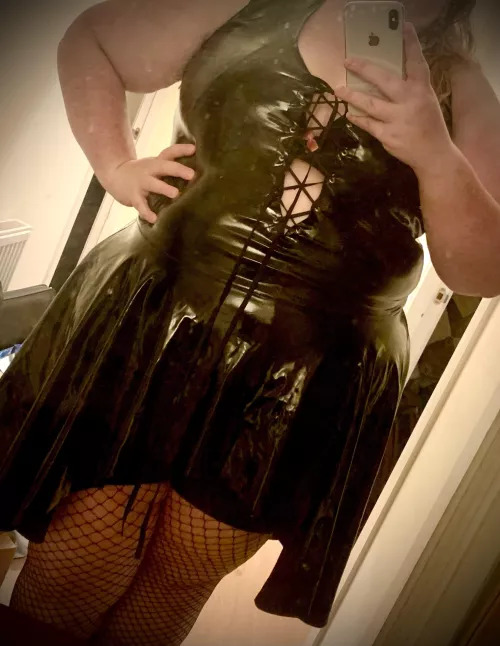 Dresses up all shiny and ready for you 👀