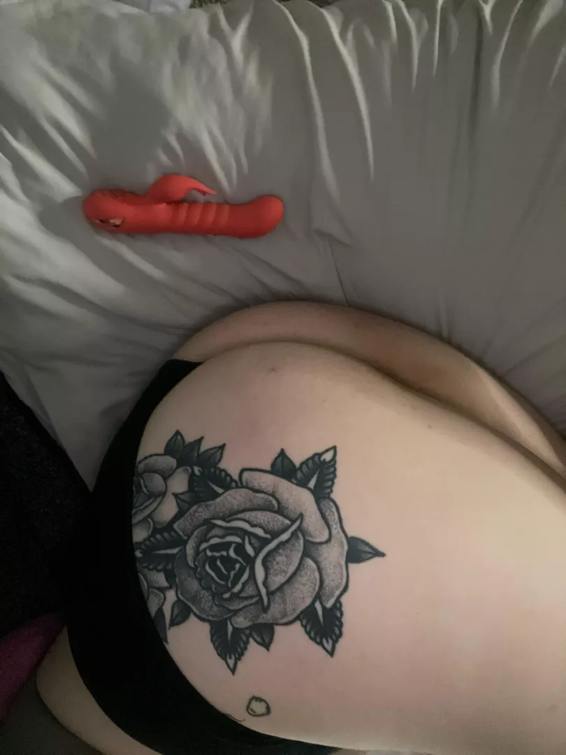 drop a 🍃 if you’d fuck & sesh with me 🤤