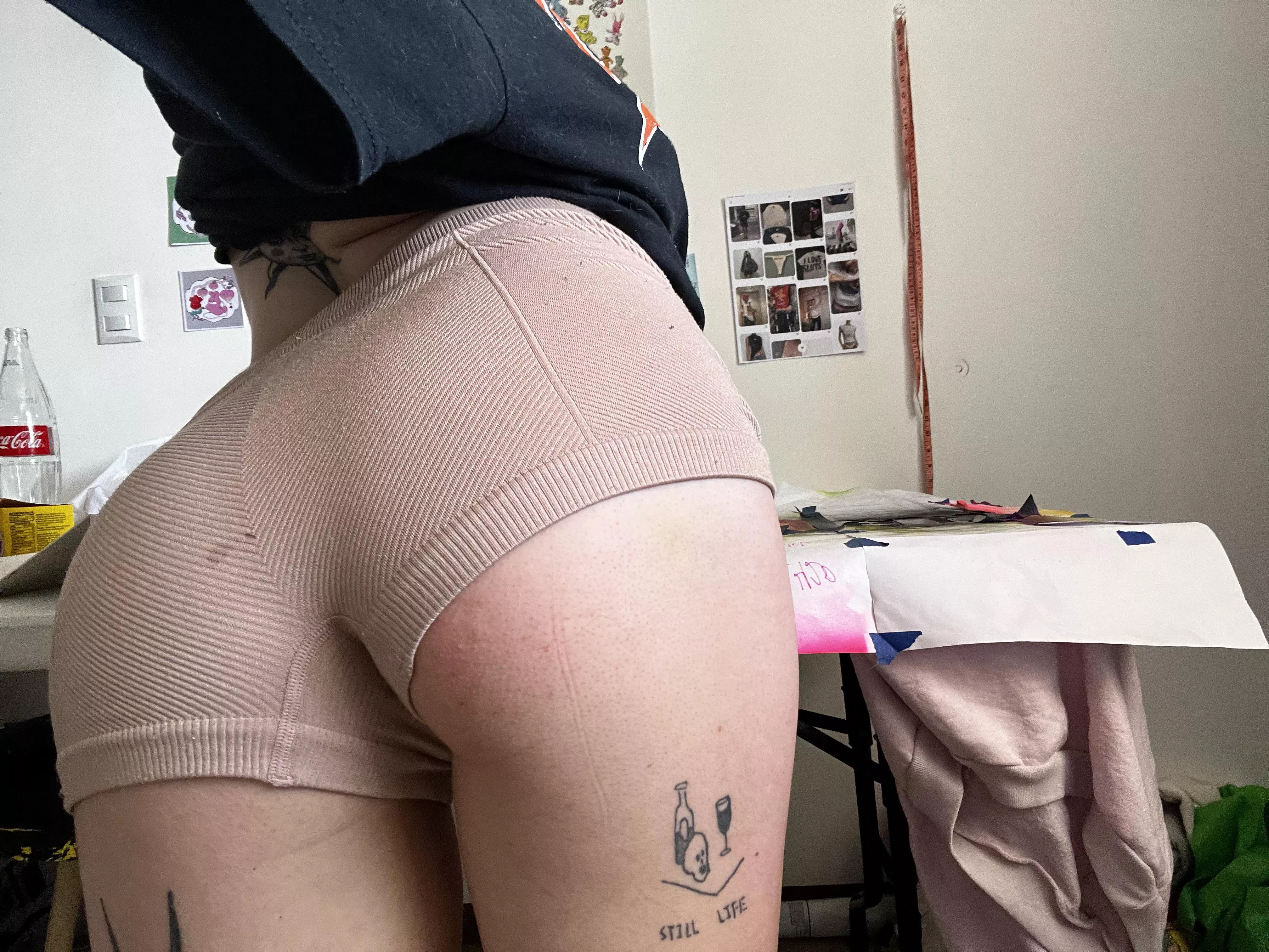 eat me out in my art room;)