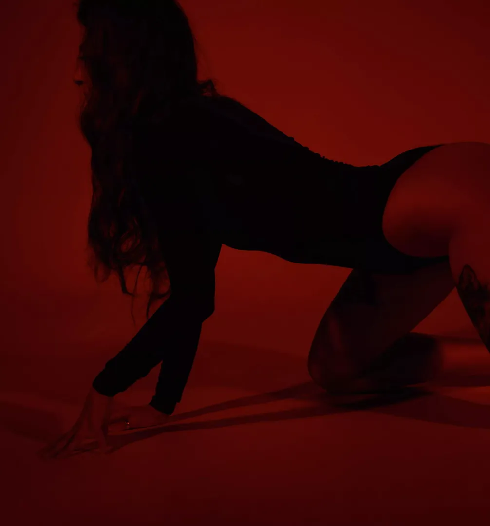 Elegant lines in red and black 🖤