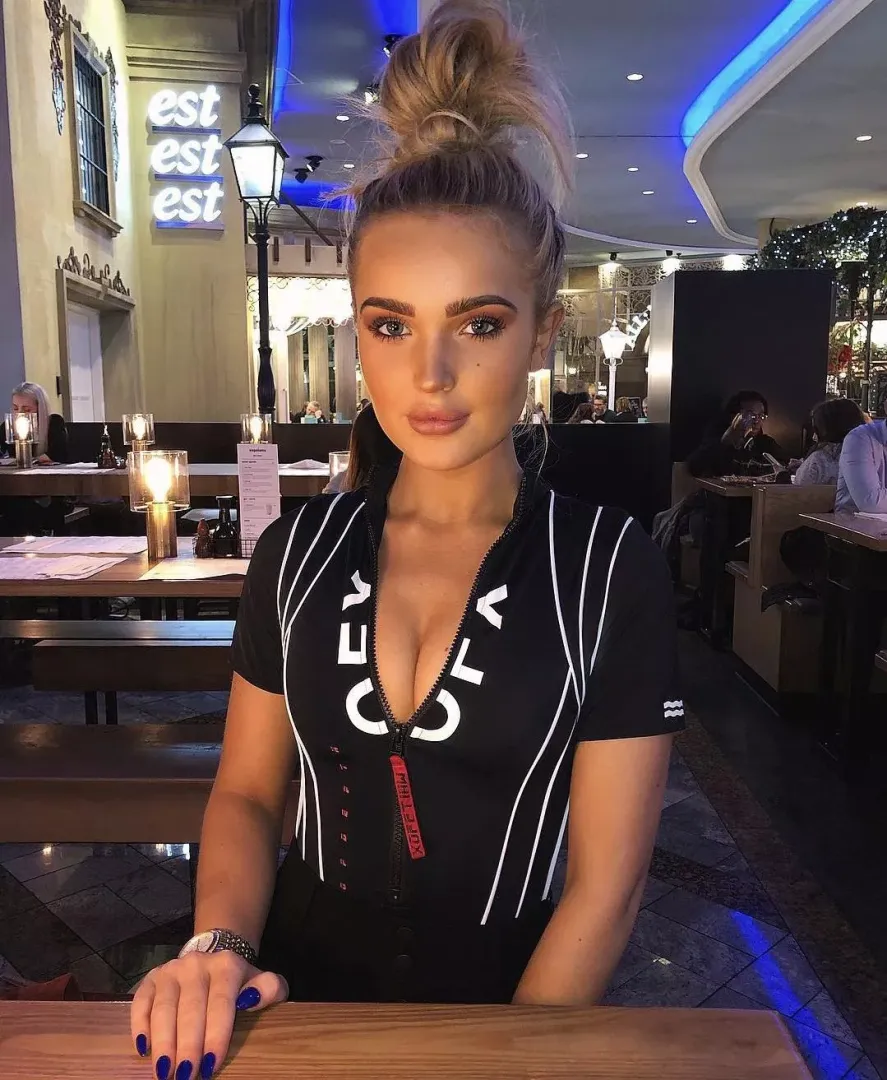 Ella 👀