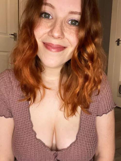 Embracing my natural curls today! Okay maybe I just was too lazy to straighten it too 😂 [F]