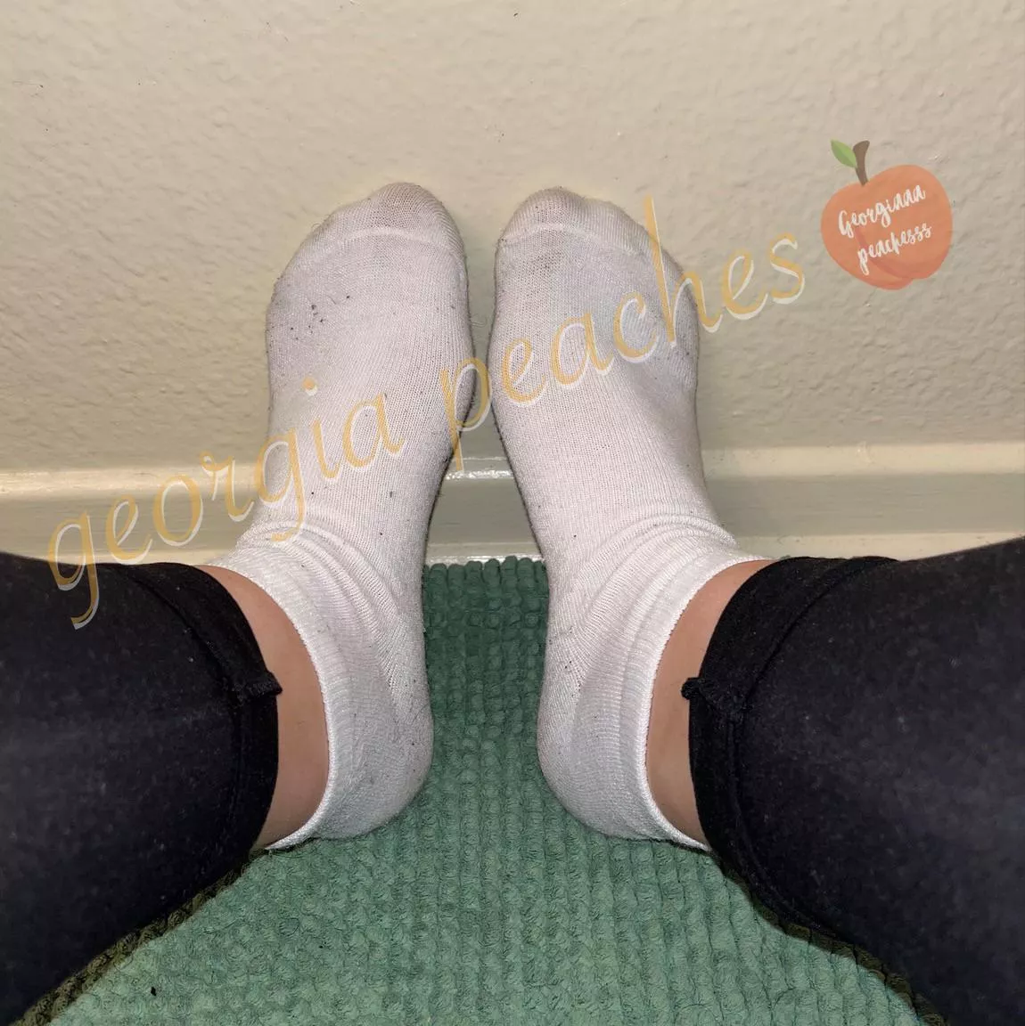 🤍enjoy my irresistible scent with a pair of stinky socks🤍 2 day wear • workouts each day • 3 pics • other worn items also available!🤍 [SELLING] DM me here or on kik: georgiaa.peachess for more info!