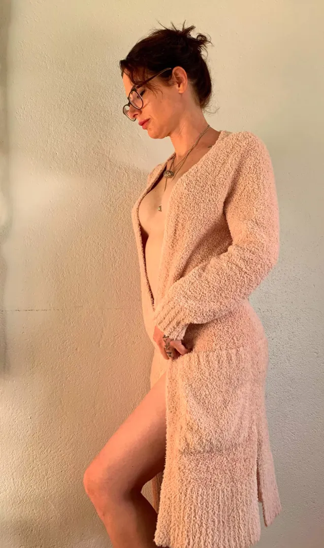 Enjoying a slow morning [F]