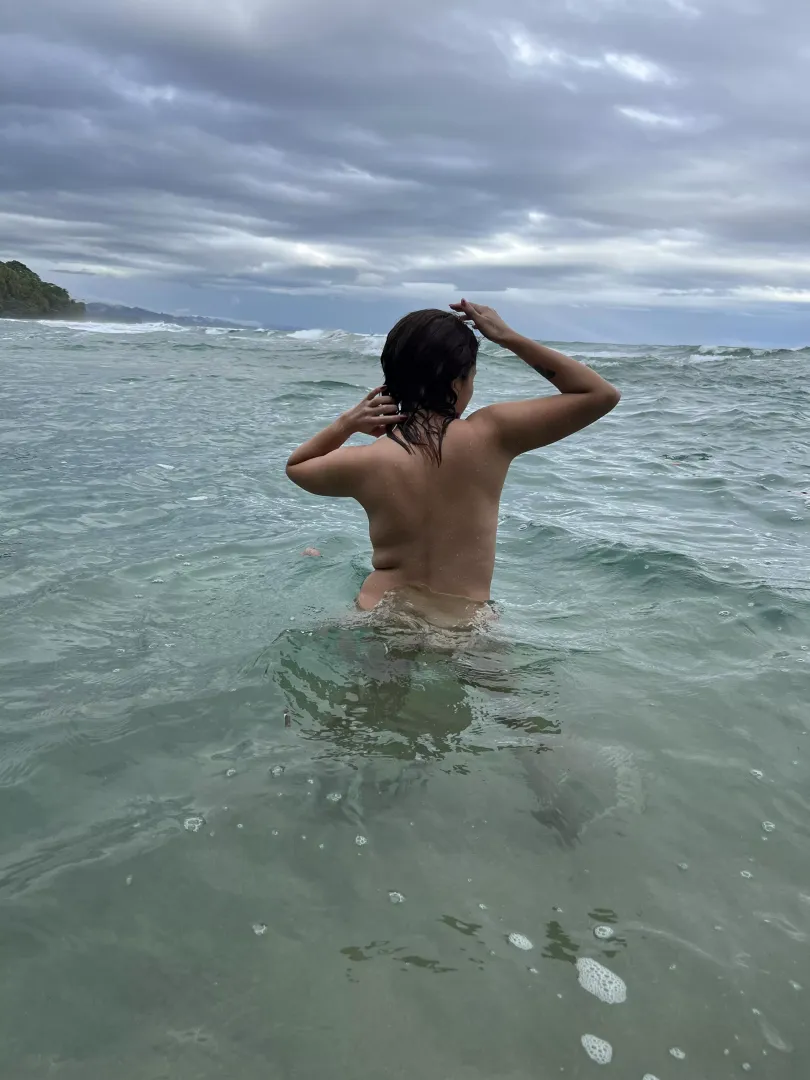 Enjoying the beach, all by myself 🍑