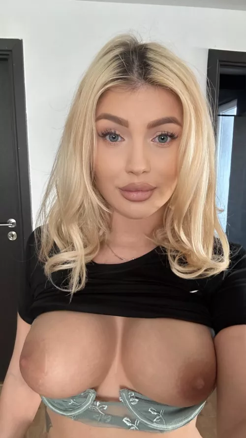 Ever dreamed while looking at your big boobies classmates? Here they are, ready to be licked