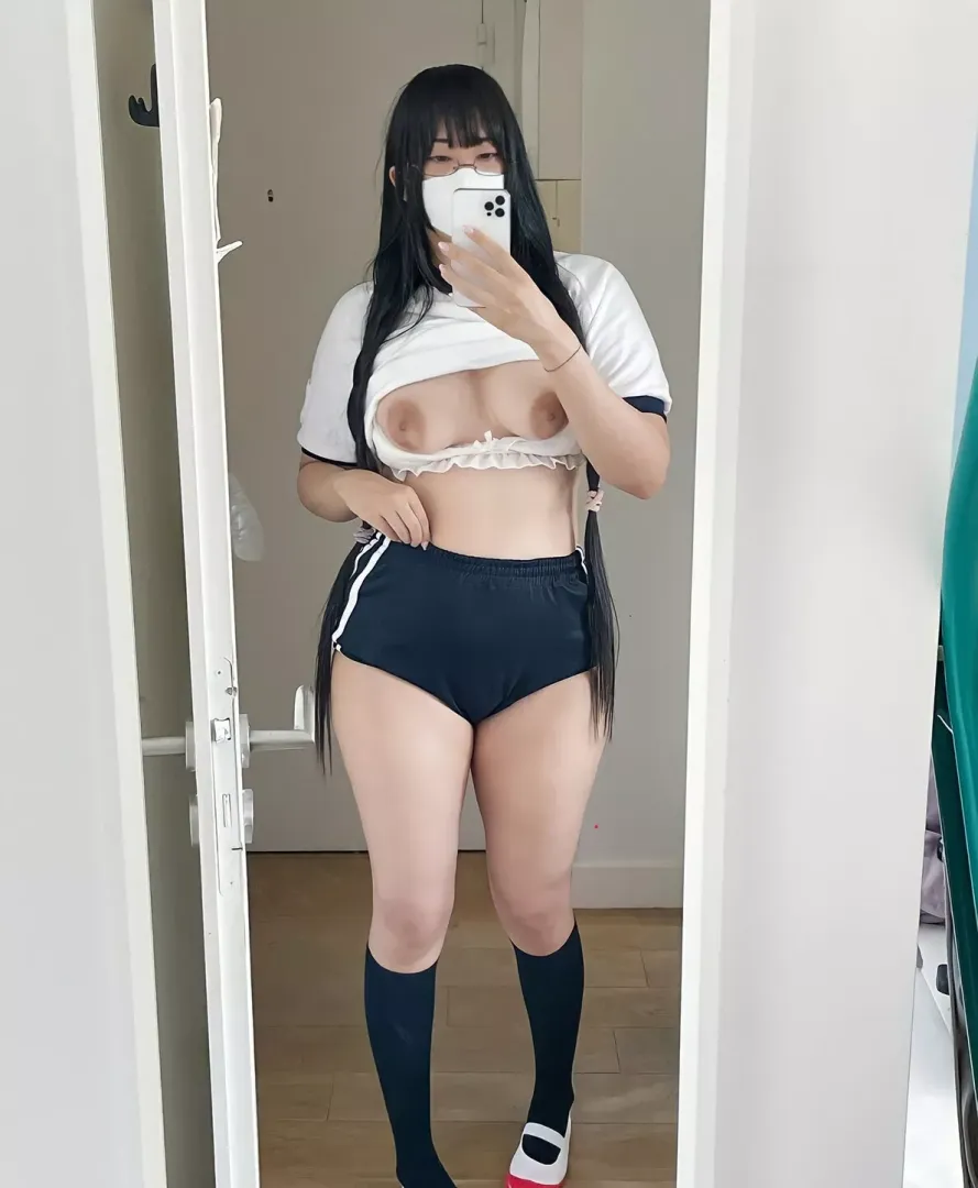 Ever wondered how schoolgirls in Japan look like beneath clothes
