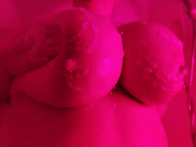 Everyone should have colour changing lights in their bathroom 🤩 [OC]