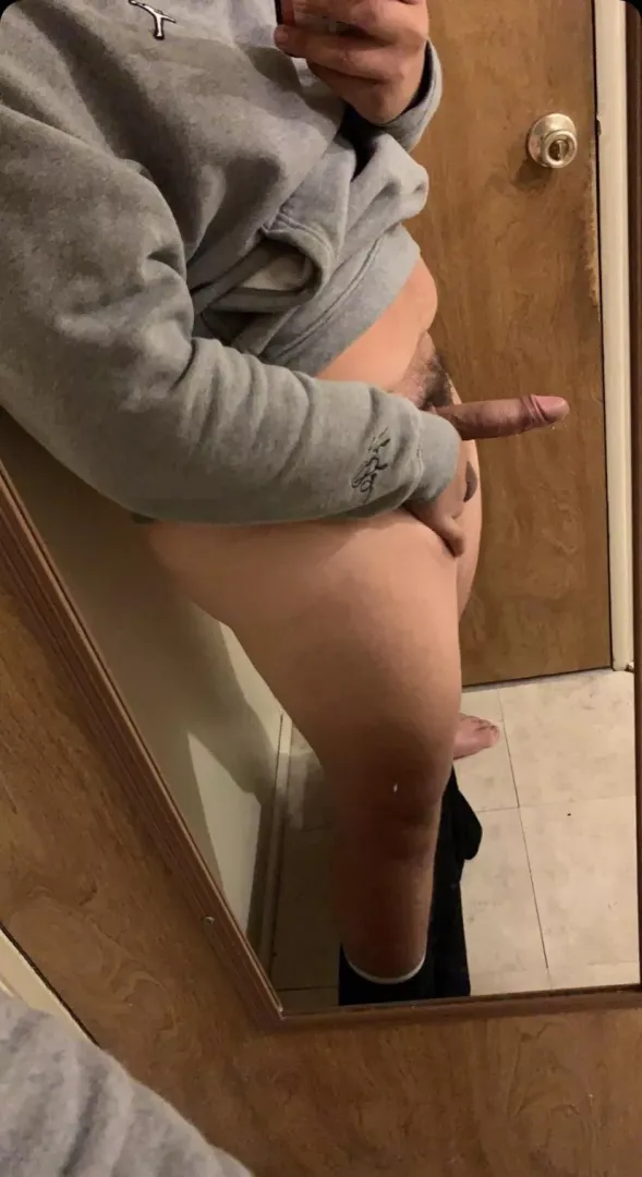 everyone who comments gets a dick pic in the dms👍🏽😂