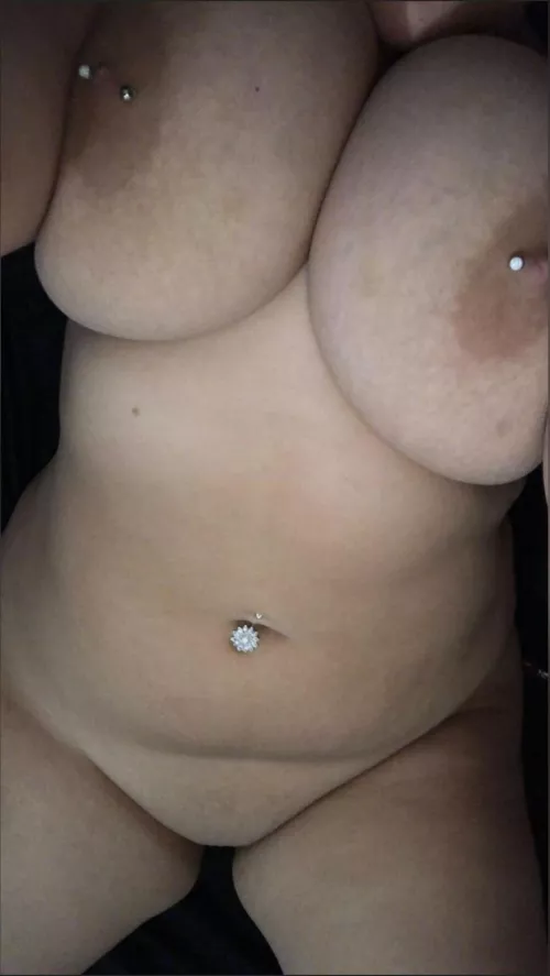 Excited and nervous to post 🙈 does anyone like my bare body?