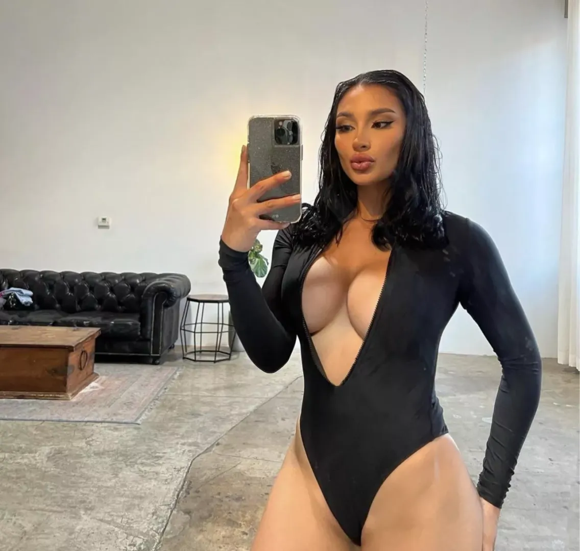Exposing her cleavage