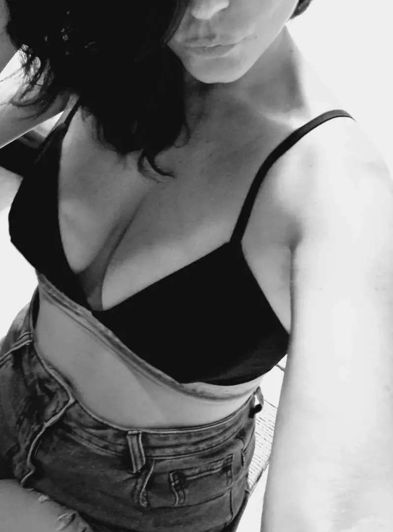 [F] 29yo hotwife posing waiting for bull