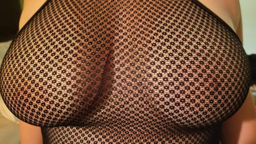 (F) 34 looking for a female to sext/swap pics my husband 39 while I suck him off. Had a dream last night about guiding my husband's thick cock into another woman. It's all I can think about all day. Would love to send live pics back and forth. DM with 