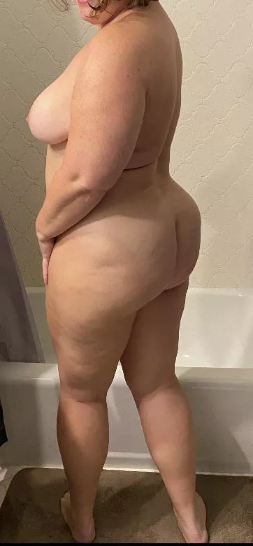 F 45, 220lbs, 5’7”. Last one for awhile. Going to let my husband have the site. Feeling chubby in this pic.