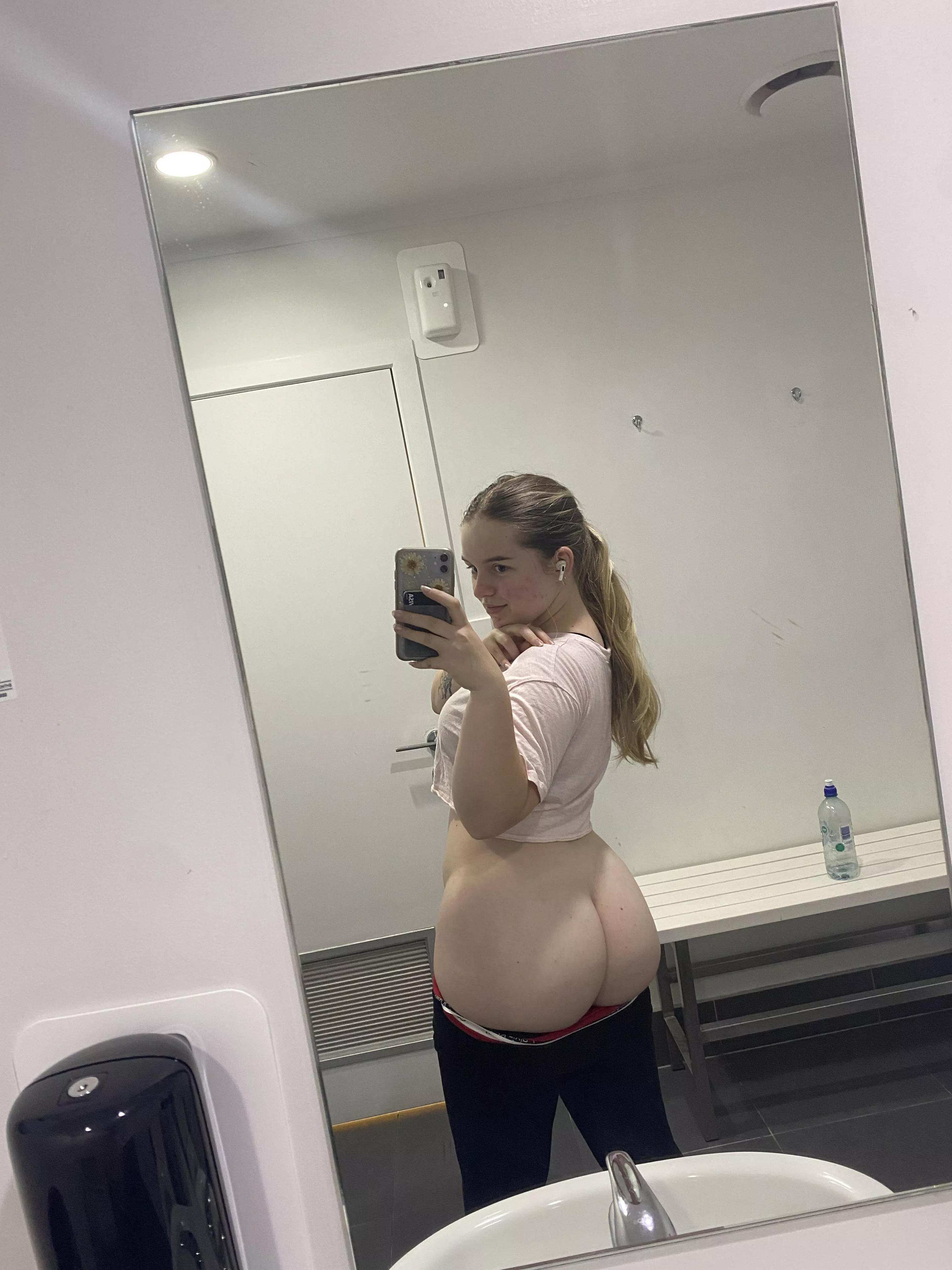 [f] Ass just keeps getting bigger 🍑