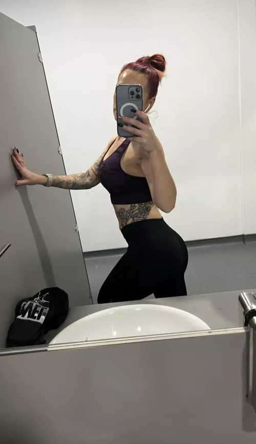 [F] Cheeky mirror selfie… Now anyone wana join me for some post workout fun?