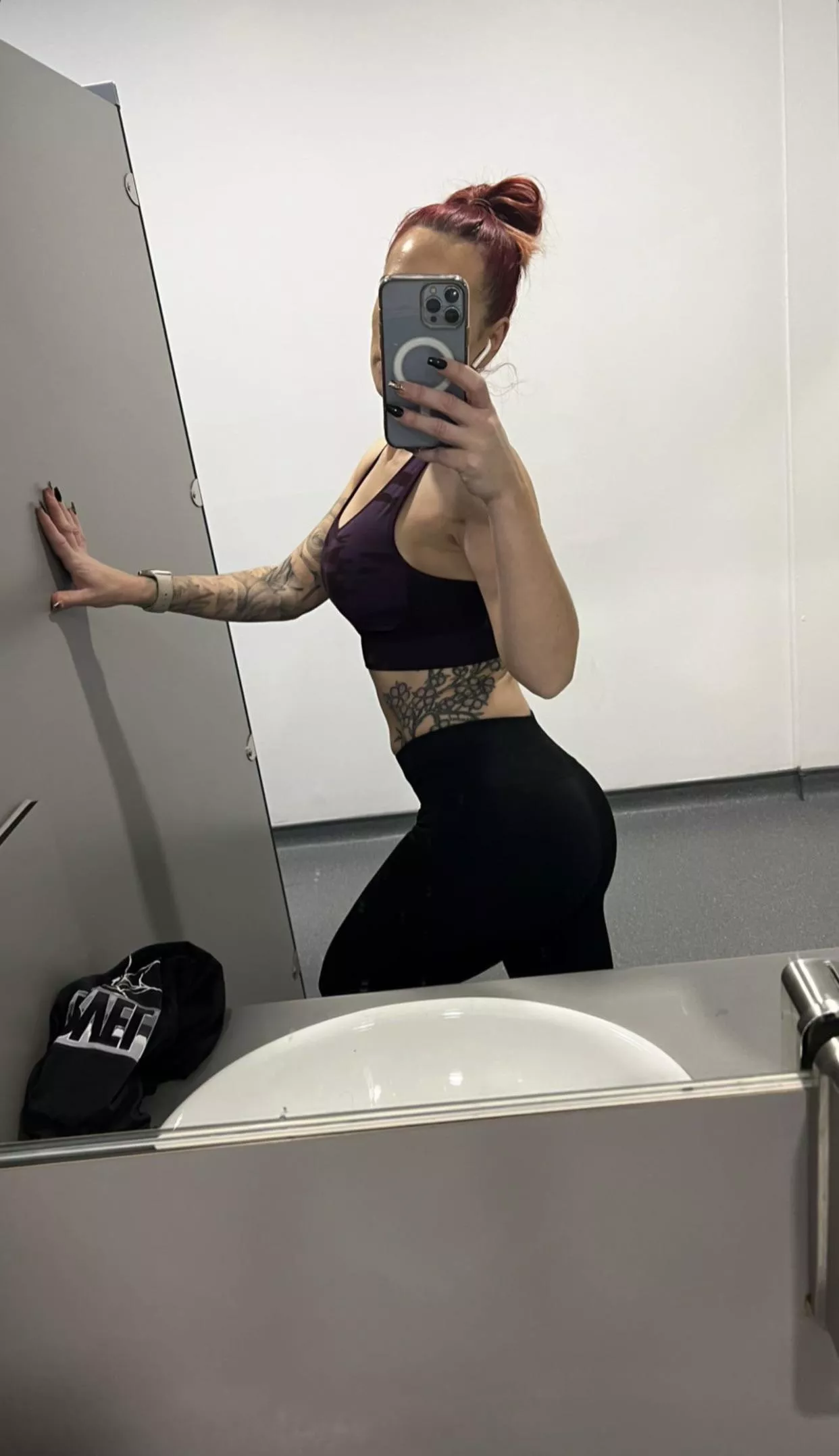 [F] Cheeky mirror selfie… Now anyone wana join me for some post workout fun?