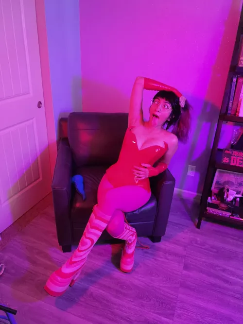 (F) having fun in my latex corset 