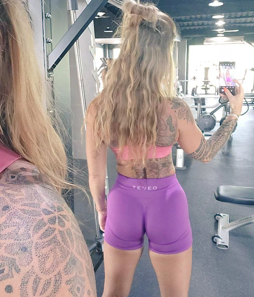 [F] Is my ass too small? 