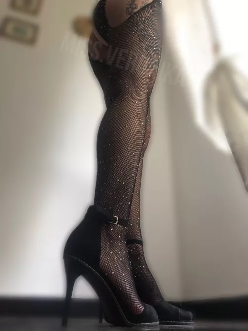[F] Will you be your Queen's personal shoe slave? I need them clean👑🖤