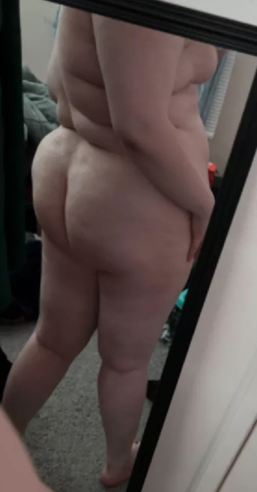 F19, 5’3, 220lbs. Learning to love my body’s been hard but I’m getting there.