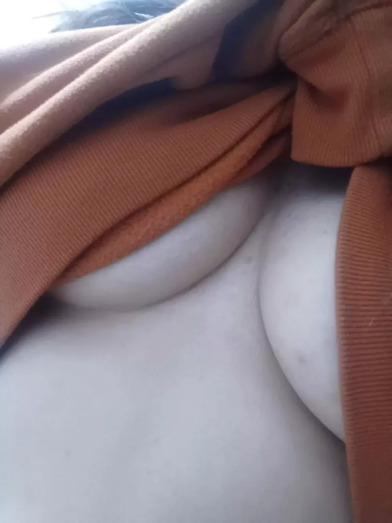 [F25] Hiding under my baggy sweater