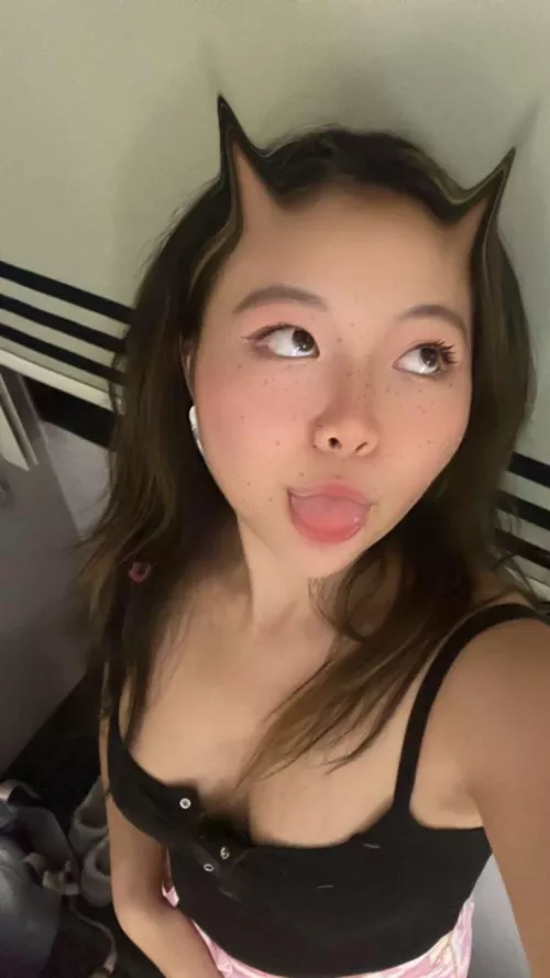 F25 | I need someone to take my top off 🥺 Should I reveal them? 😉