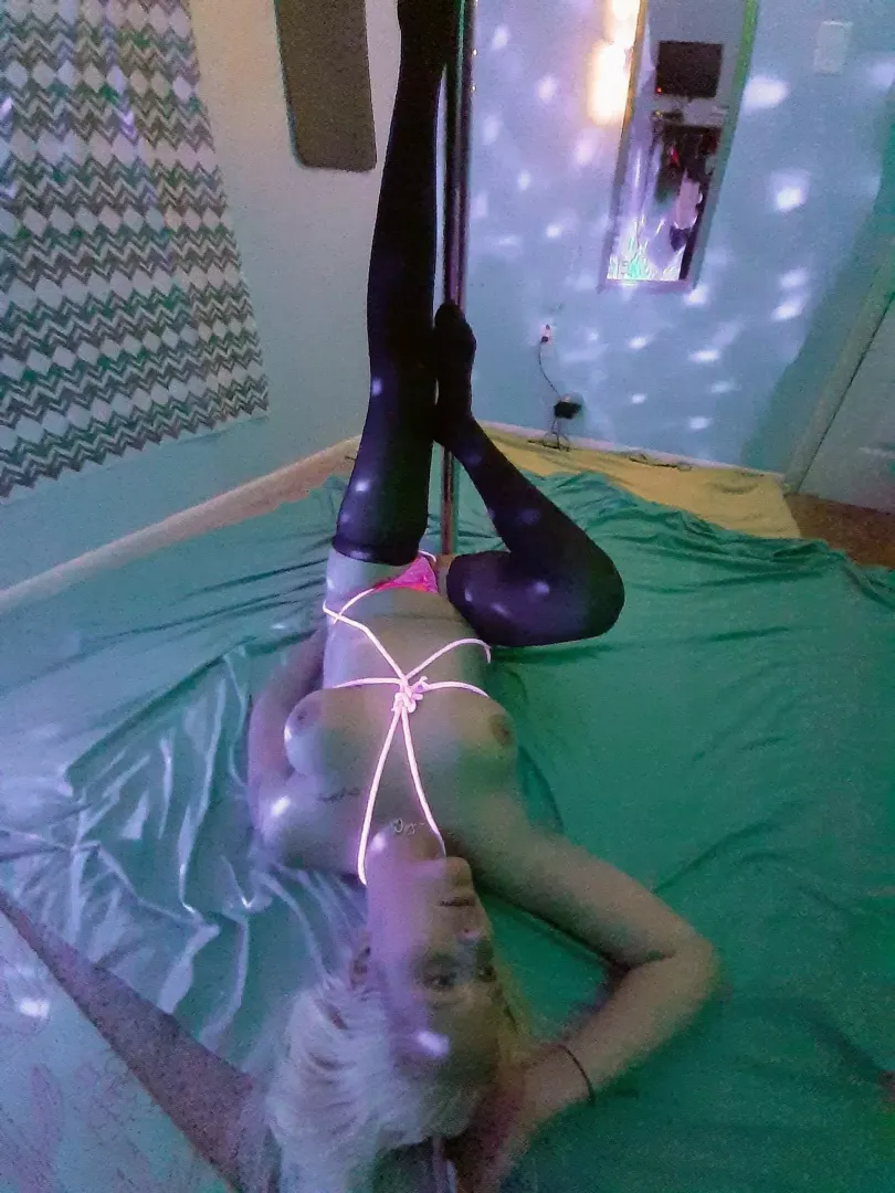 (F28) mommy of 3 with a bit of a wild side