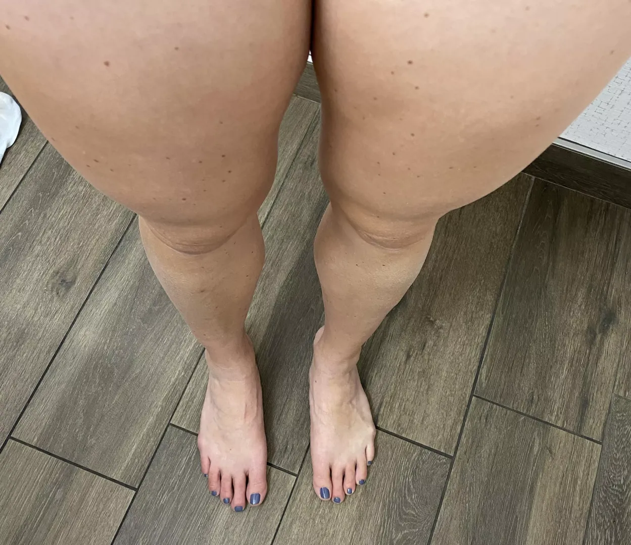 [F42] legs, feet and painted toes!