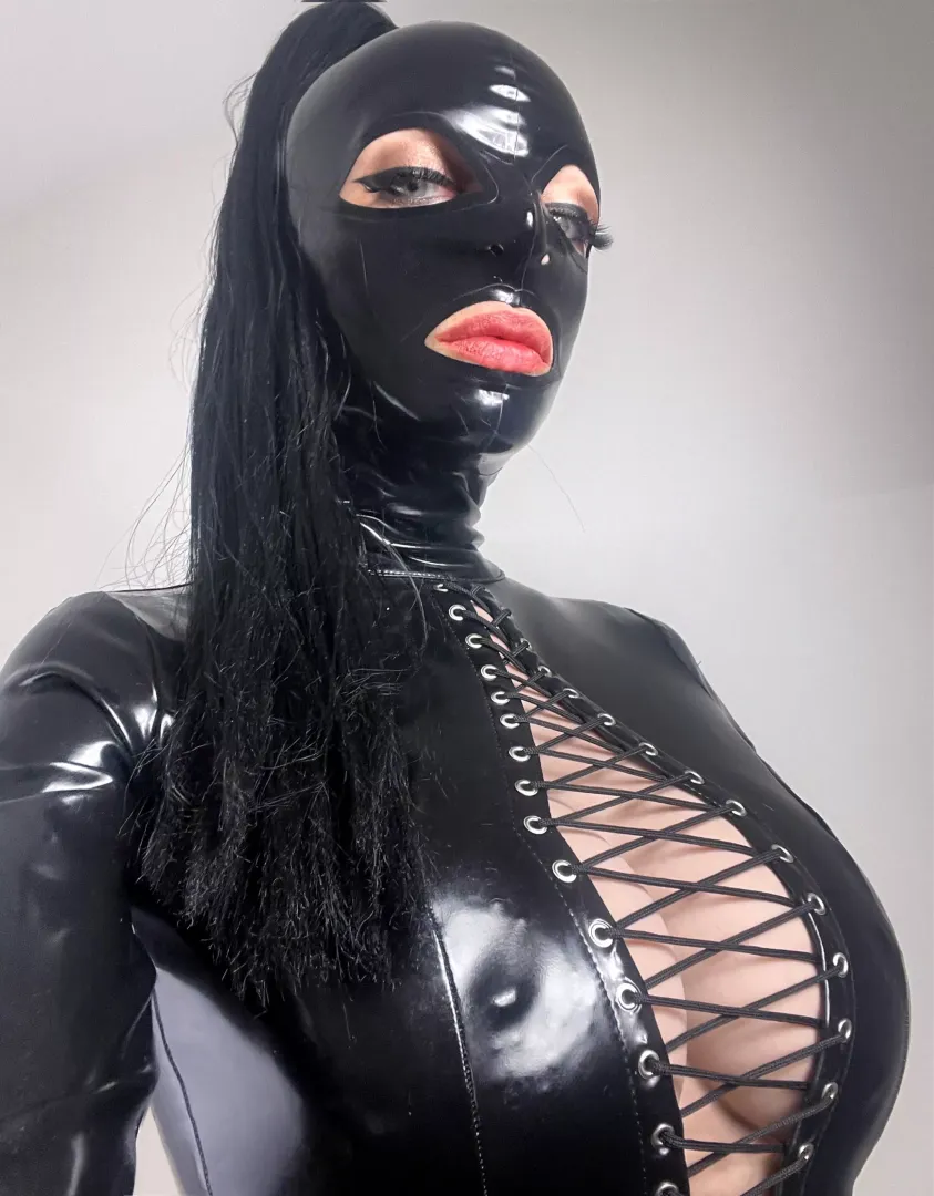 Feelin’ sexy this morning wearing this Hood and Body 🔥 I’m not sure to be able to open it a little more but I’ll try. Wish you a great day!