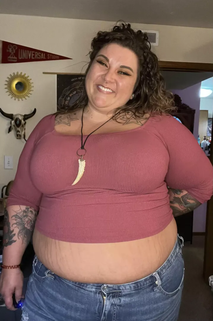 Feelin this fall weather with my belly out ☺️