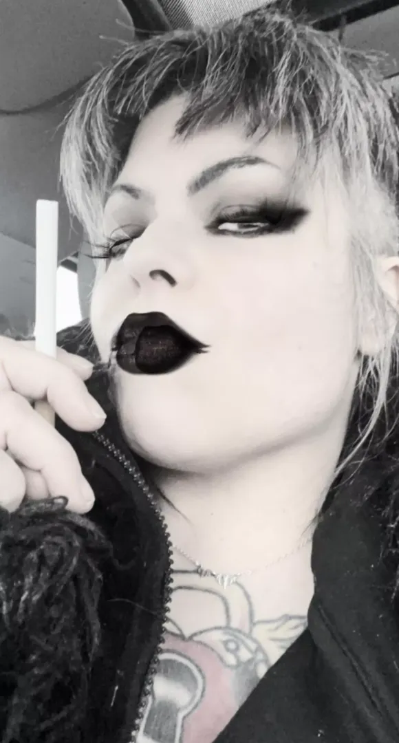 Feeling flirty🖤