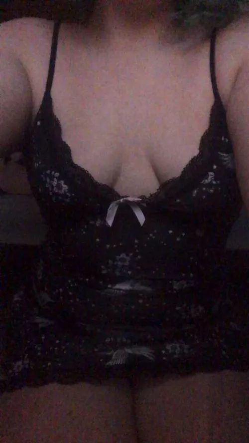 Feeling good in this tight nightgown 🖤