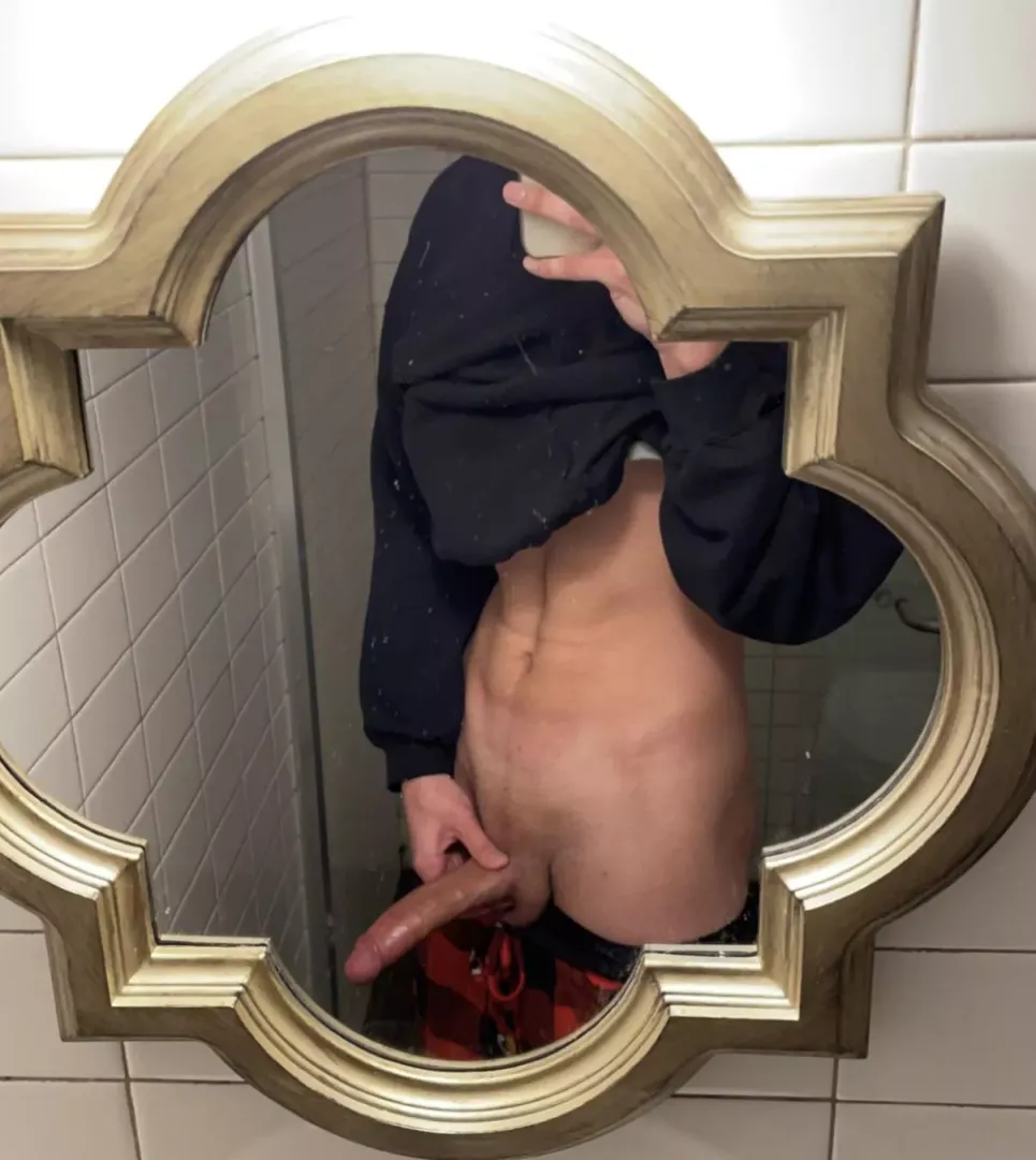 feeling kinda big in this tiny mirror