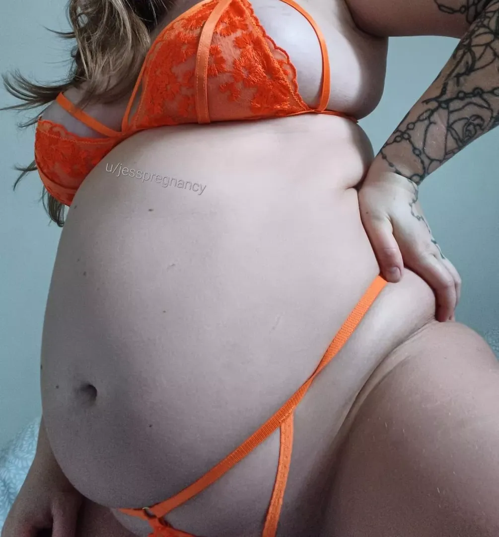 Feeling so round and sexy I love being pregnant 😍 6 months now so getting big 😈