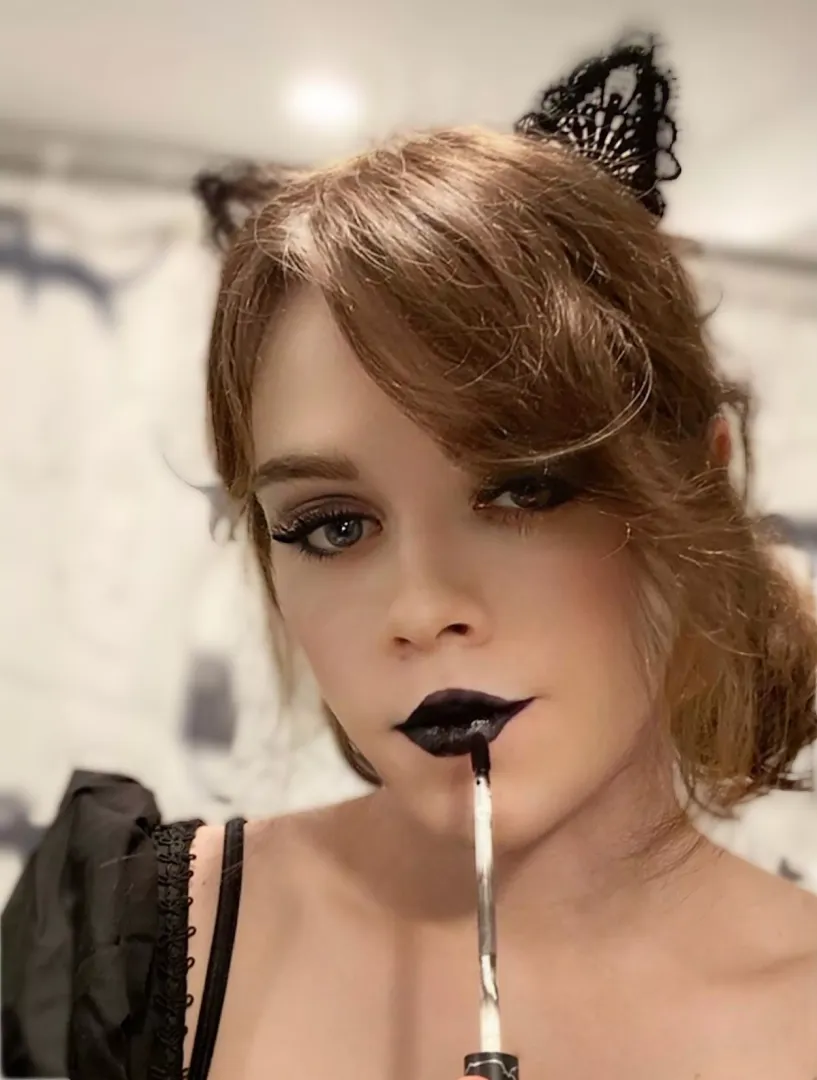 Feeling super cute in that makeup🖤🖤